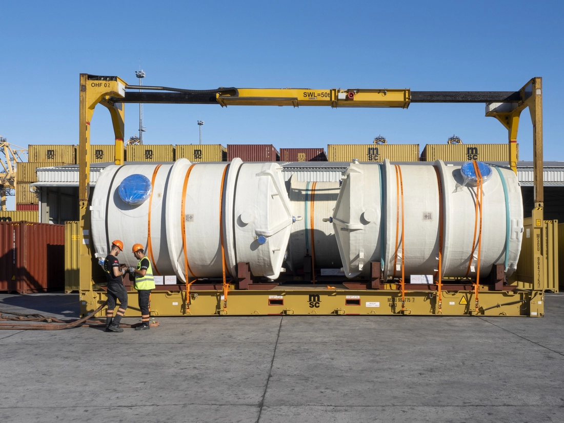 8 fiber-reinforced plastic tanks (Industrial deodorizers)